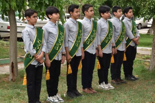 اجرای مراسم سرودخوانی توسط نوجوانان رضوی در همدان