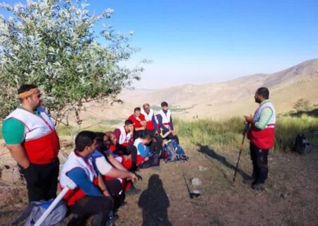 برگزاری آموزش بازآموزی امدادی و عملیاتی برای پرسنل هلال احمر و نجاتگران اسدآباد در کوه کرکس