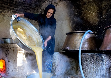 شیره‌پزان با شهدشیرین آب انگور در خانه بانوی فعال پالیزی