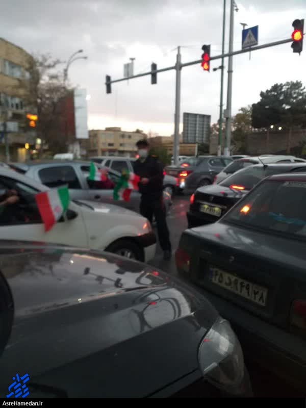 توزیع پرچم ایران توسط فراجا در آرامگاه بوعلی سینای همدان