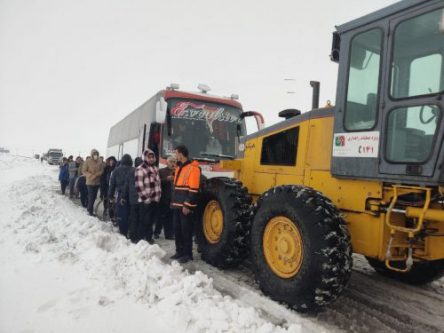 نجات ۲ خانواده گرفتار در برف با حضور فرماندار/ همه محورهای نهاوند باز است/ کمک به مسافران اتوبوس در برف مانده+ تصاویر