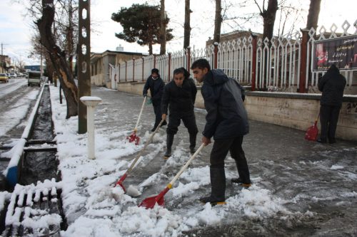 عملیات برف روبی اولین برف زمستانی اسدآباد با تلاش نیروهای خدمات شهری انجام شد