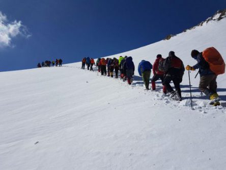 صعود زمستانه کوهنوردان منتخب به الوند با هدف افزایش آمادگی رزم و توان جسمانی