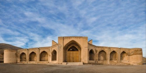 کاروانسرای عباسی شاهکار معماری ایرانی ـ اسلامی/ گردشگران بر فراز برج های زیبای یک کاروانسرا