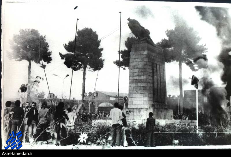 وقتی که شاه در رفت/سرنگونی مجسمه شاه توسط مأموران پهلوی در همدان