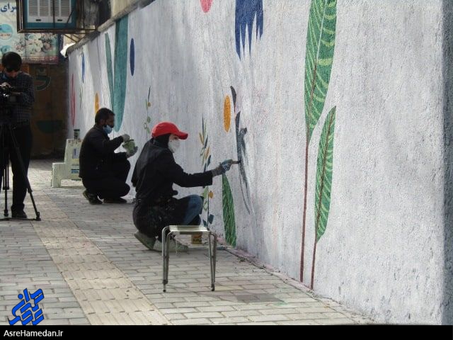 هنر نمایی دختر ناشنوای همدانی بر دیوارهای خاکستری شهر+تصاویر