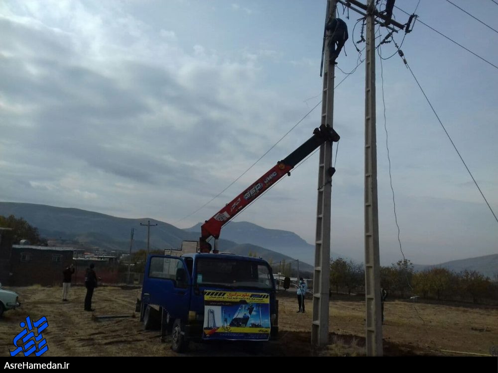 بابا برقی ها شبکه های فرسوده برق تویسرکان را تعمیر کردند+تصاویر