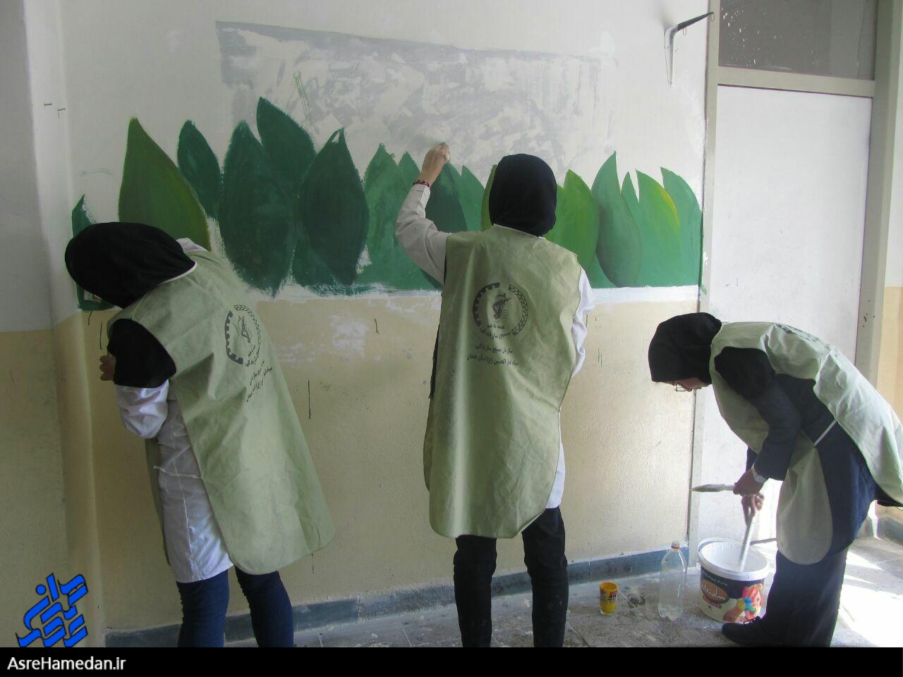 مرمت و رنگ آمیزی مدارس مناطق محروم نهاوند توسط جهادگران بسیجی
