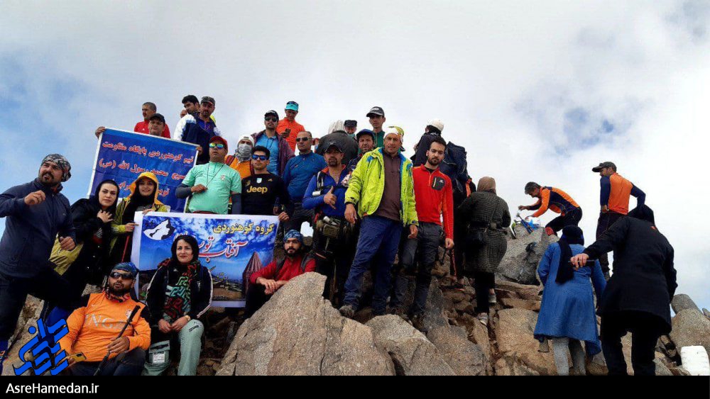 صعود بیش از ۳۰۰ کوهنورد از سراسر ایران به کوبری برای نصب تابلوی بلندترین قله الوند+تصاویر