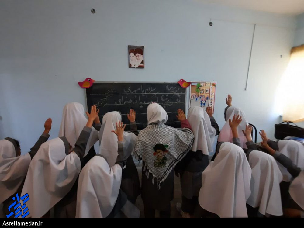 پویش «لبیک یا خامنه‌ای» در مدارس همدان+ تصاویر