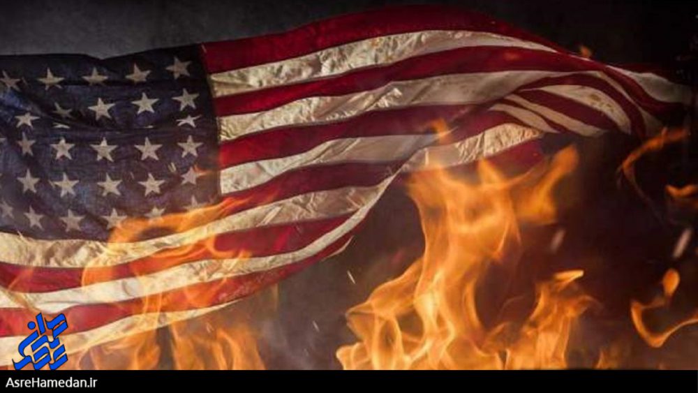پرچم آمریکا بعنوان نمادی از استکبار در سطح محلات اسدآباد به آتش کشیده می‌شود
